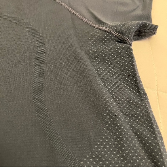 Lululemon High neck Swiftly Tech Crop 🤍 - Picture 3 of 6